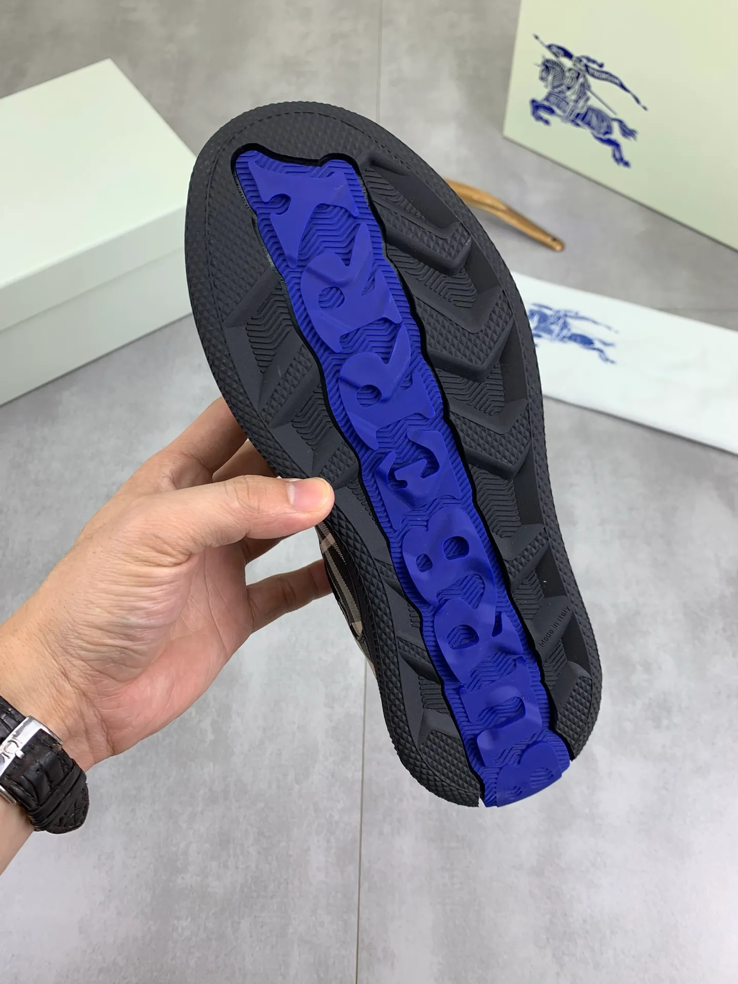 Factory price P580 [BURBERRY] Burberry - High-end quality original order (couples 🧑‍🤝‍🧑 style) - Upper: imported 🔝 original material - Lining: cowhide lining, feet; water-dyed cowhide - Outsole: ultra-light TPR rubber; two-color molded outsole - Ultra-high quality control, fine workmanship: highlighted (high-end, extravagance, grade) -Size: 35-46 (male 38 46 Female 35 40 Customized)·Color: 5️⃣colors available